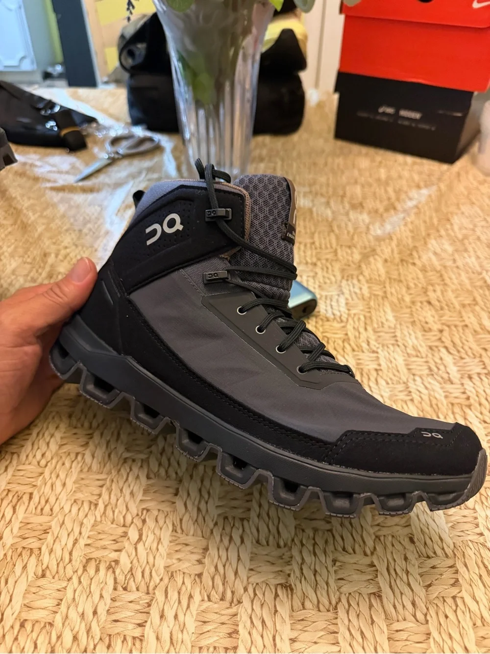 On Cloud Waterproof Trail Boots in Black/Grey cloud ridge sz 9 m new !!